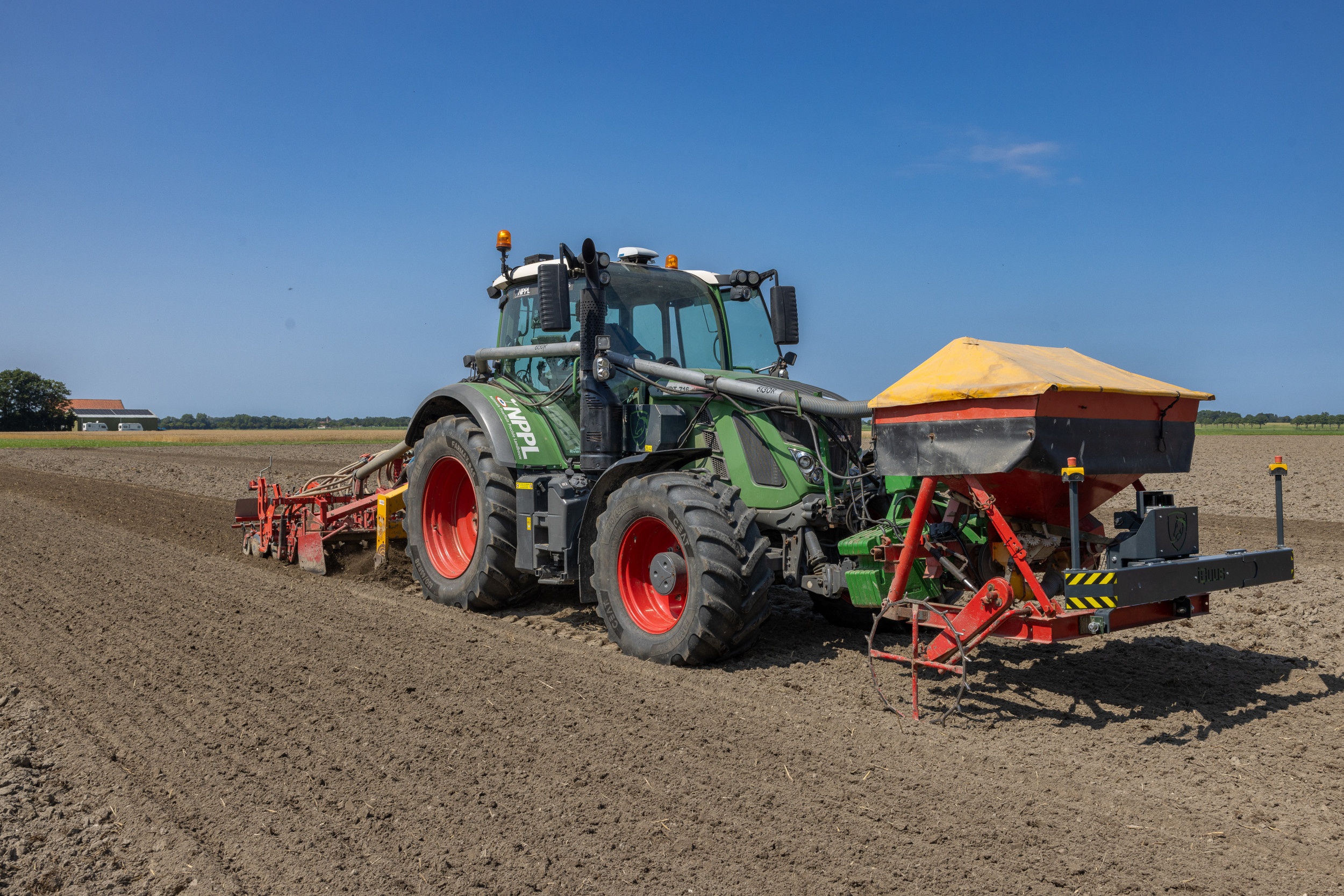 Het had wat voeten in de aarde voordat de onbemande autonome Fendt 716 na het cultivateren van een graanstoppel bij akkerbouwer Bart van Loon in Slootdorp (N.-H.) groenbemester kon zaaien. – Foto: Peter Roek