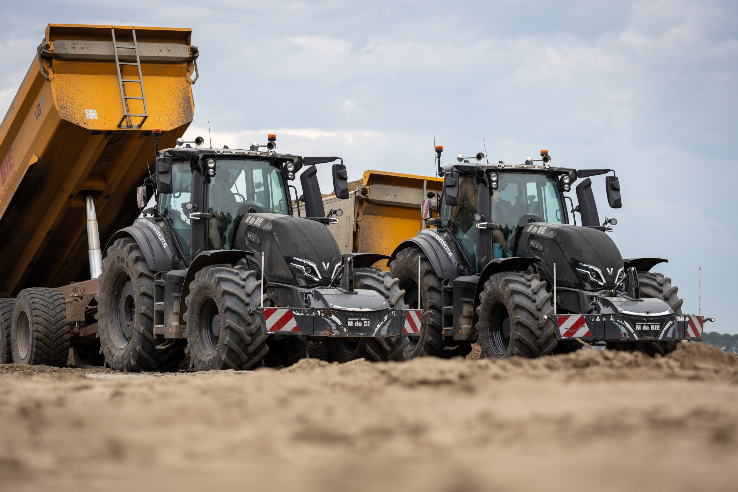 Trekkerfabrikant Valtra bouwt de Q-serie in Finland, als optie tussen de T-serie (155 tot 235 pk) en S-serie (280 tot ruim 420 pk). De Valtra Q is verkrijgbaar in vijf modellen, van 230 tot 305 pk. TREKKER test de Valtra Q285. – Foto: Bob Karsten