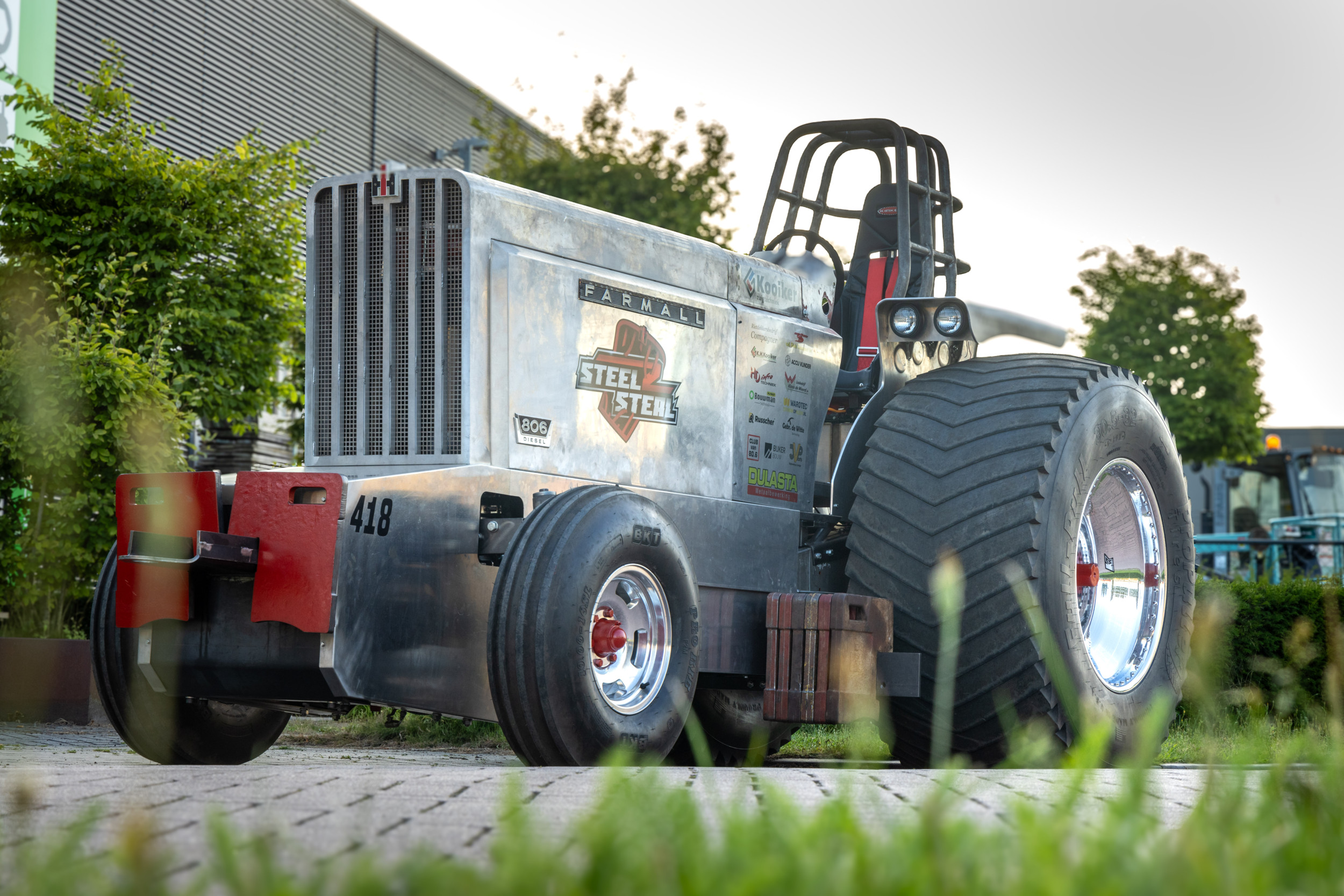 De tractorpuller van team Steel 2 Steal in volle glorie. Het tractorpullingteam vroeg TREKKER-redacteur Ruben Fortuin om hun ideeën voor een nieuwe componententrekker op tekening te zetten. Een mooie gelegenheid om de TREKKER-lezer mee te nemen in het ontstaan van een unieke machine. Dit is het tweede deel over het ontstaan van een tractorpuller. - Foto's: Koos Groenewold