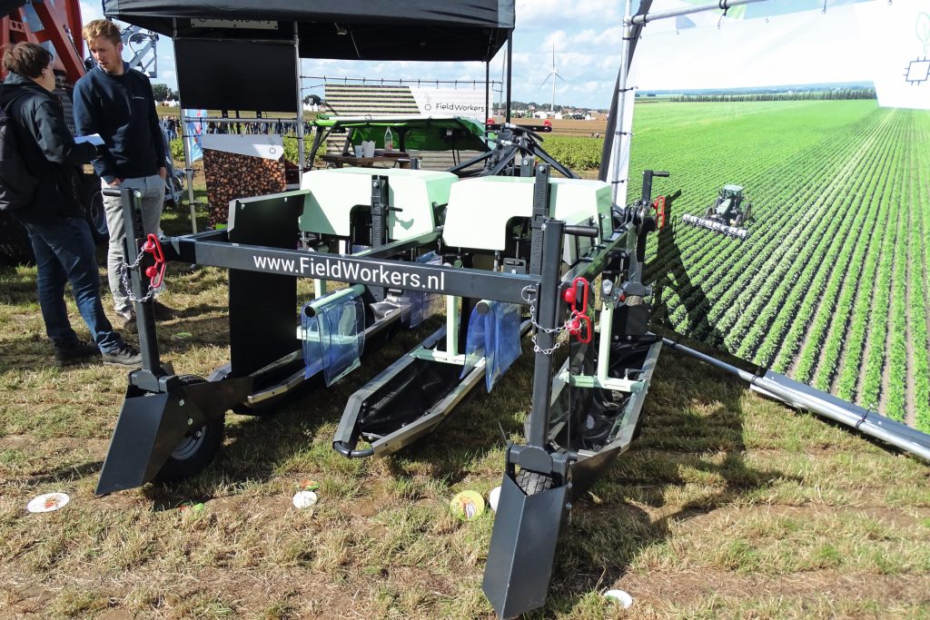 Field Workers uit Biddinghuizen (Fl.) bouwde een 6 meter brede achtrijige kevermepper, voor meer capaciteit. Dat toont een foto; op de stand staat de vierrijer die in 2021 werd voorgesteld. De machine slaat met roterende kunststof flappen coloradokevers en larven daarvan uit de aardappelplanten en vangt ze op in bakken. Later kun je ze verdrinken. De machine is vooral een uitkomst in biologisch geteelde aardappelen, waar geen chemische insecticiden zijn toegelaten. Een vierrijer is te koop vanaf € 23.500.