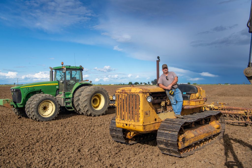 Sprong in de tijd en comfort. Kirk Pendleton kan kiezen tussen zijn geliefde rupstrekker of de comfortabele John Deere.