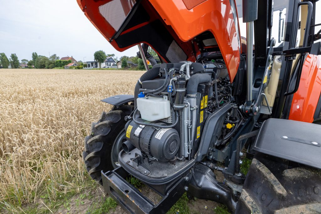 Een driecilinder Simpson-motor drijft de Tafe 7515 aan. De motor voldoet aan Fase V.