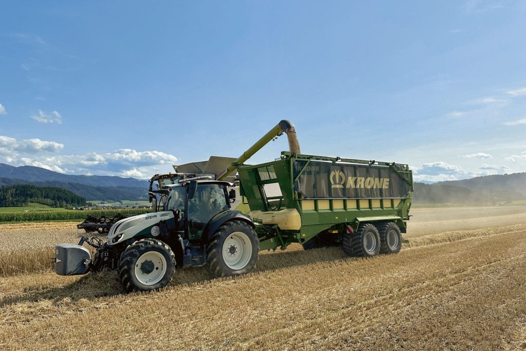 De bak van de Krone GX 360 Plus is graandicht. De wagen heeft geen apart chassis wat gewicht zou moeten besparen. Het voorschot is deels transparant en schuift mee naar achter tijdens het lossen.