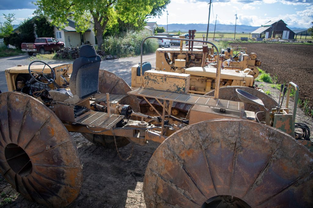 Zelfbouw werktuigdrager op basis van Cat-onderdelen, met smalle rijstwielen.