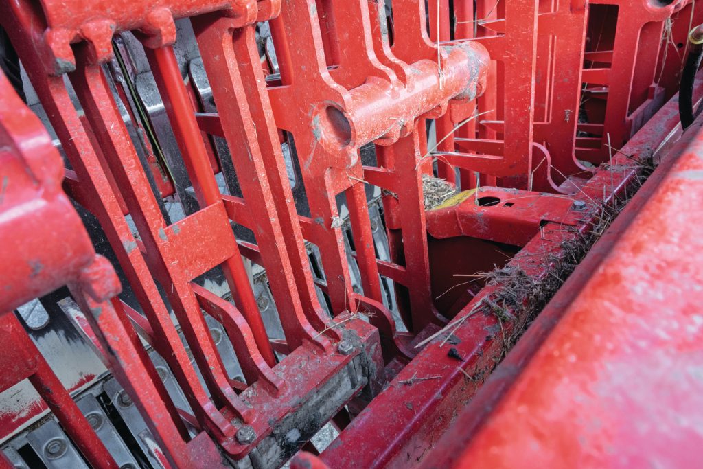 De vorken zitten aan het krukasmechanisme gemonteerd met teflonblokken, elk voorzien van een vetnippel. De fabrikant adviseert om deze na gebruik dagelijks te smeren. Ze zijn overigens prima toegankelijk. Mocht het toch zover zijn, dan kun je de blokken eenvoudig vervangen.