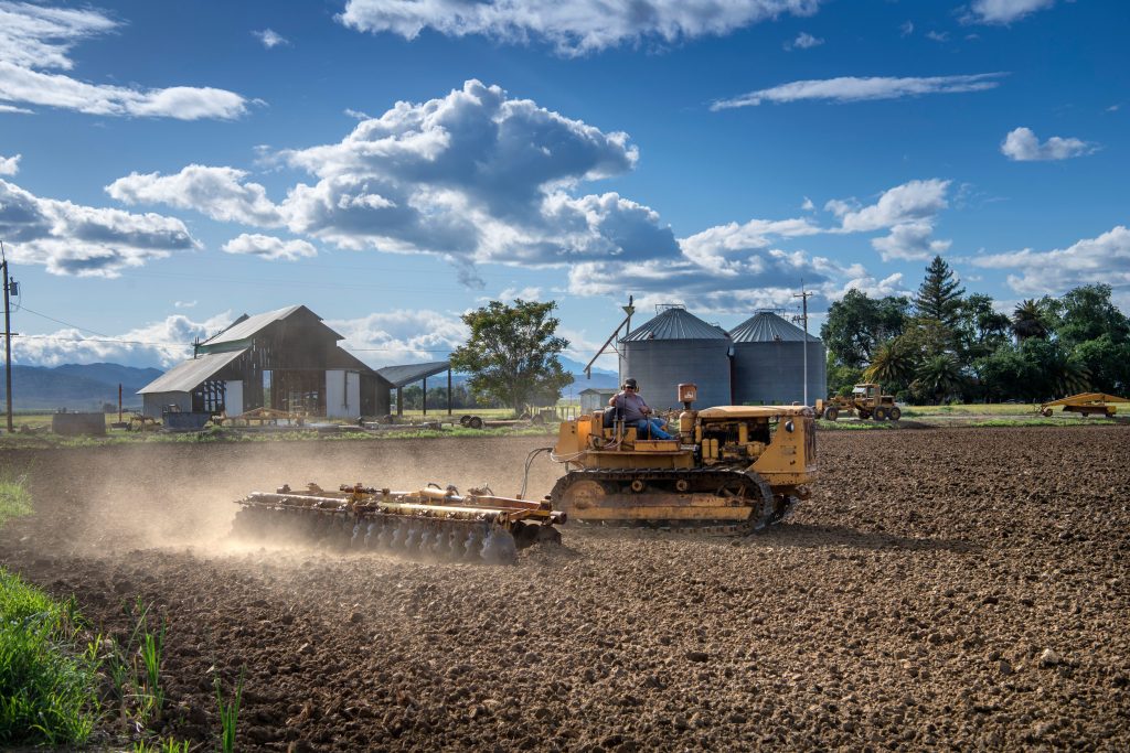 Echt genieten. Even een hoekje netjes maken met de Caterpillar D7 maakt akkerbouwer Kirk Pendleton gelukkig.