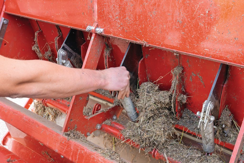 Standaard kunnen elf messen in de wagen worden geplaatst. Optioneel biedt Gruber de mogelijkheid om maximaal 22 messen te gebruiken. Van Mourik Beekbergen gebruikt slechts vier messen. Dit is voldoende voor een goed verteringproces en vergemakkelijkt het verstrooien van het product.