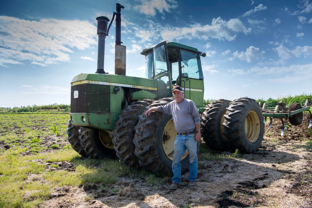 Danny Azeredo met zijn trouwe John Deere 8630 uit de jaren 70.