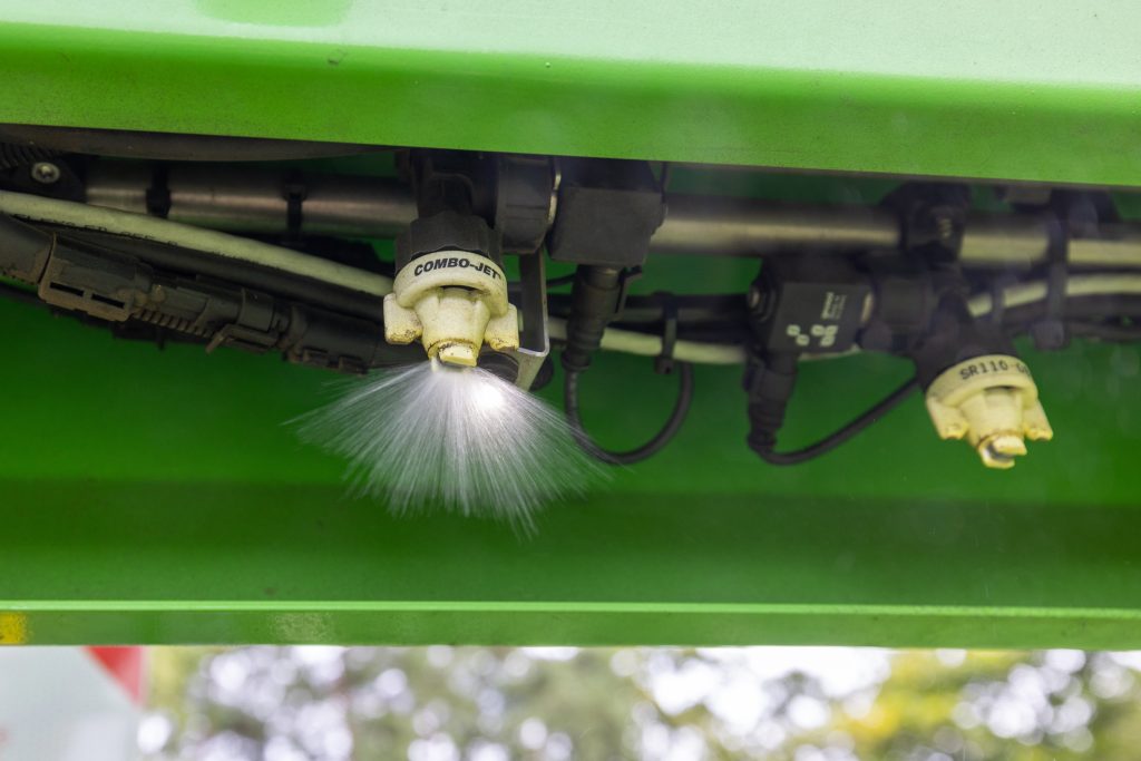 Twee spuitmachines in één. Iedere dop is individueel schakelbaar en kan individueel doseren. Door twee spuitleidingen te combineren is de effectieve dopafstand 17,75 centimeter. Per twee doppen is er een ledlamp.