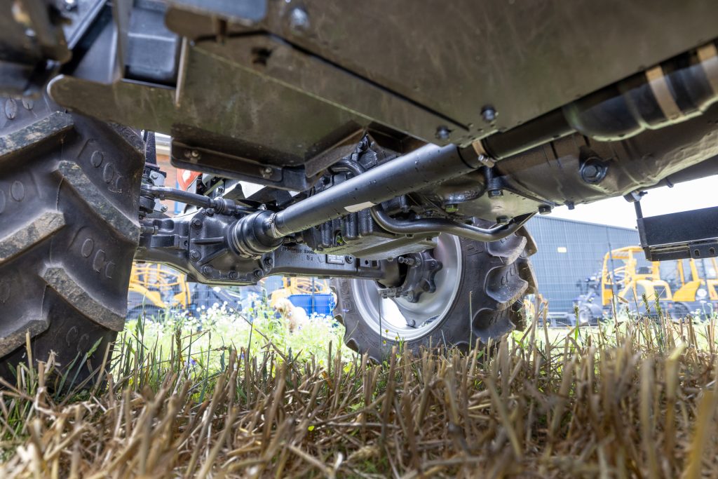 De voorwielen worden aangedreven via een aandrijfas tussen de achterbrug en de vooras, links naast de motor.