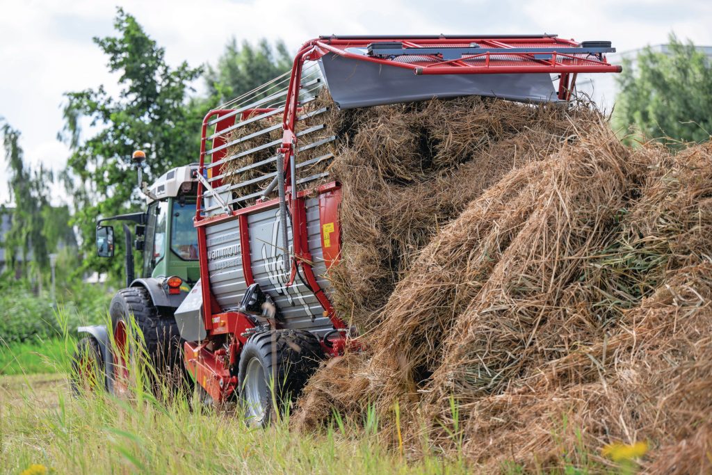 Tijdens het oprapen wordt het gras moeiteloos naar achteren gewerkt. Het is zelfs niet nodig om de bodemketting te gebruiken. De bodemketting is voorzien van gegalvaniseerde meenemers. Naast bediening vanuit de trekker kun je de bodemketting ook bedienen aan de zijkant van de machine.