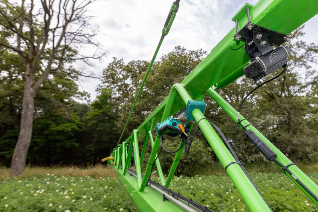 Rechts een van de Carbon Bee (BBLeap)-camera’s voor gewasherkenning als basis voor spotspraying. Verderop een LiDAR-sensor voor boomhoogtemeting.