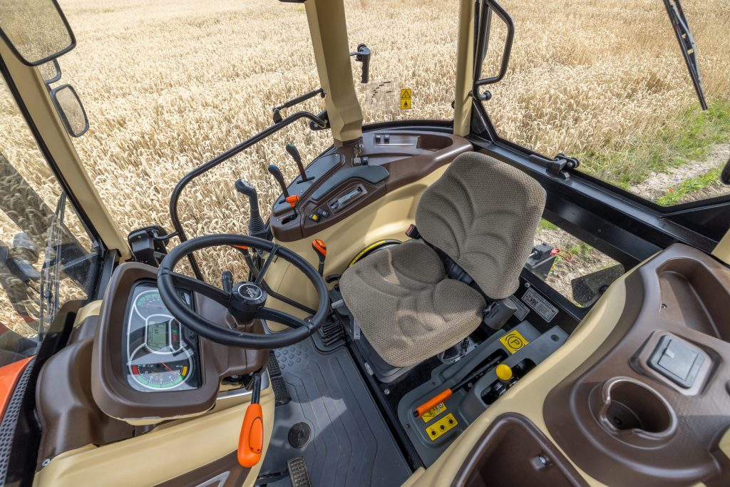 De cabine kenmerkt zich door veel glas en een goede ergonomie.