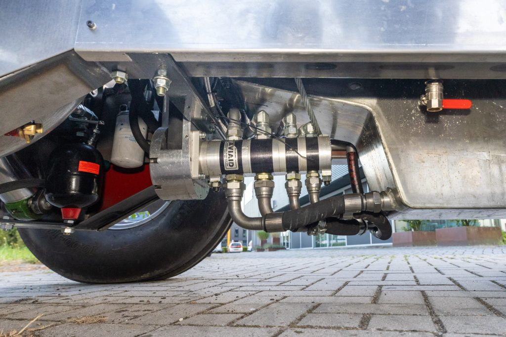 Door de lage bouw is de bodemvrijheid minimaal. De oliepompen voor motor en turbo hangen onder het motorblok, laag bij de grond.