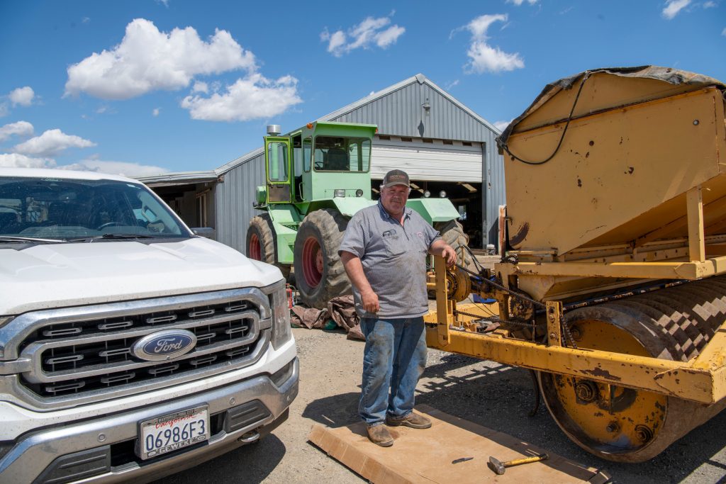 Akkerbouwer Dennis Perry toont zijn combinatiemachine die een zaaibed maakt en tegelijkertijd een kunstmestgift achterlaat. Deze machine kreeg veel navolging en is voor de Californische rijstteelt nog steeds onmisbaar.