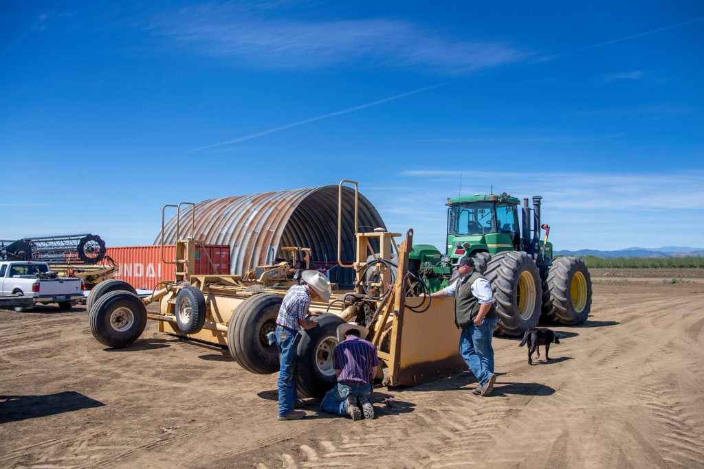 Snelle oplossing. De broers Pearson repareren een lagerafdekking van een kilverbak die achter de John Deere 9420 hangt. Pearson heeft drie trekkers van dit type op het bedrijf.