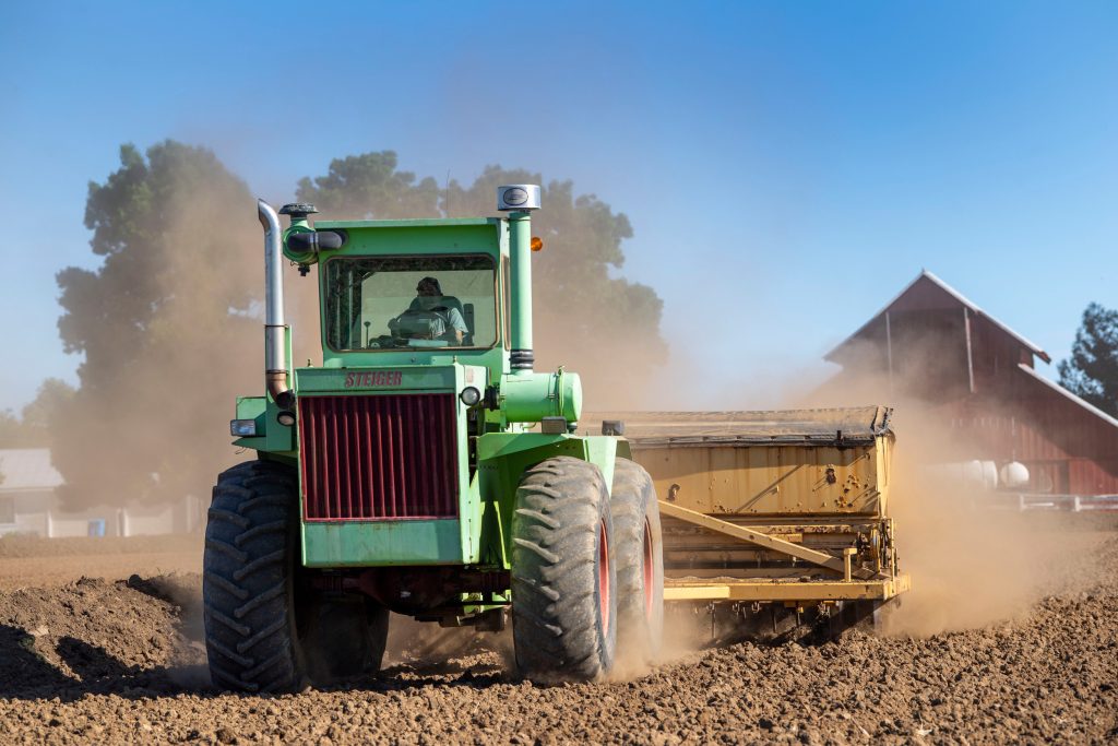 De Steiger is heel wat mans en chauffeur Gil geeft de Cat-motor de sporen.