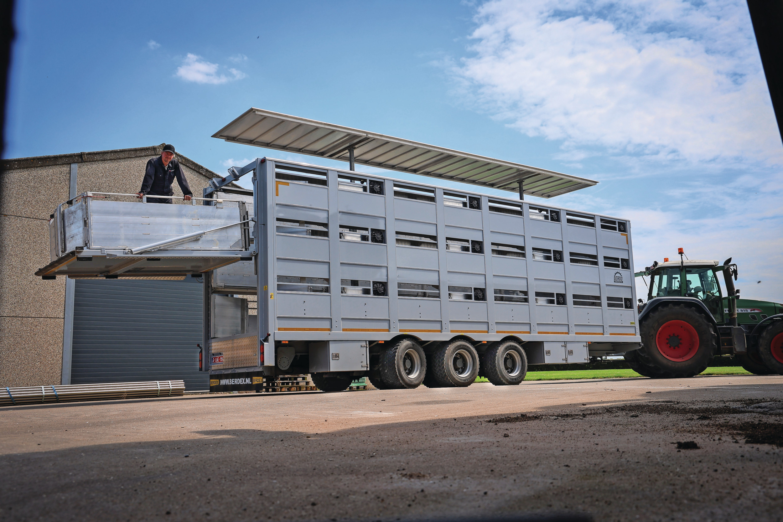 De Belgische varkenshouder Kurt Tommeleyn wilde niet opnieuw een occasion biggenwagen kopen. Na lang wikken en wegen koos hij voor een op maat gebouwde Berdex Farmline. “We gebruiken de veewagen één of twee keer per week. Je koopt zo’n wagen dan voor het leven.” – Foto’s: Matthijs Verhagen