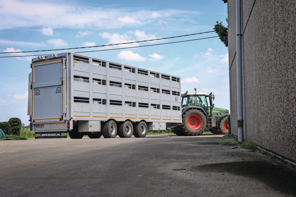 Met bijna 10 meter bakopbouw en drie lagen is de Berdex Farmline een serieuze veewagen. De laadlift en het hefdak werken elektro-hydraulisch, gevoed door vier ondergebouwde accu’s.