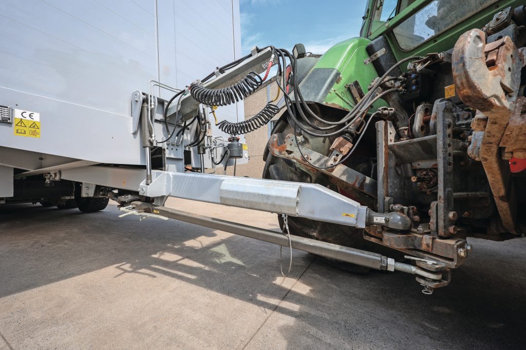 De Belgische constructeur Deroo bouwde het chassis met COC-landbouwkeuring. De achteras is gedwongen gestuurd. Dankzij de knikdissel loopt het water goed van de wagen tijdens het reinigen.