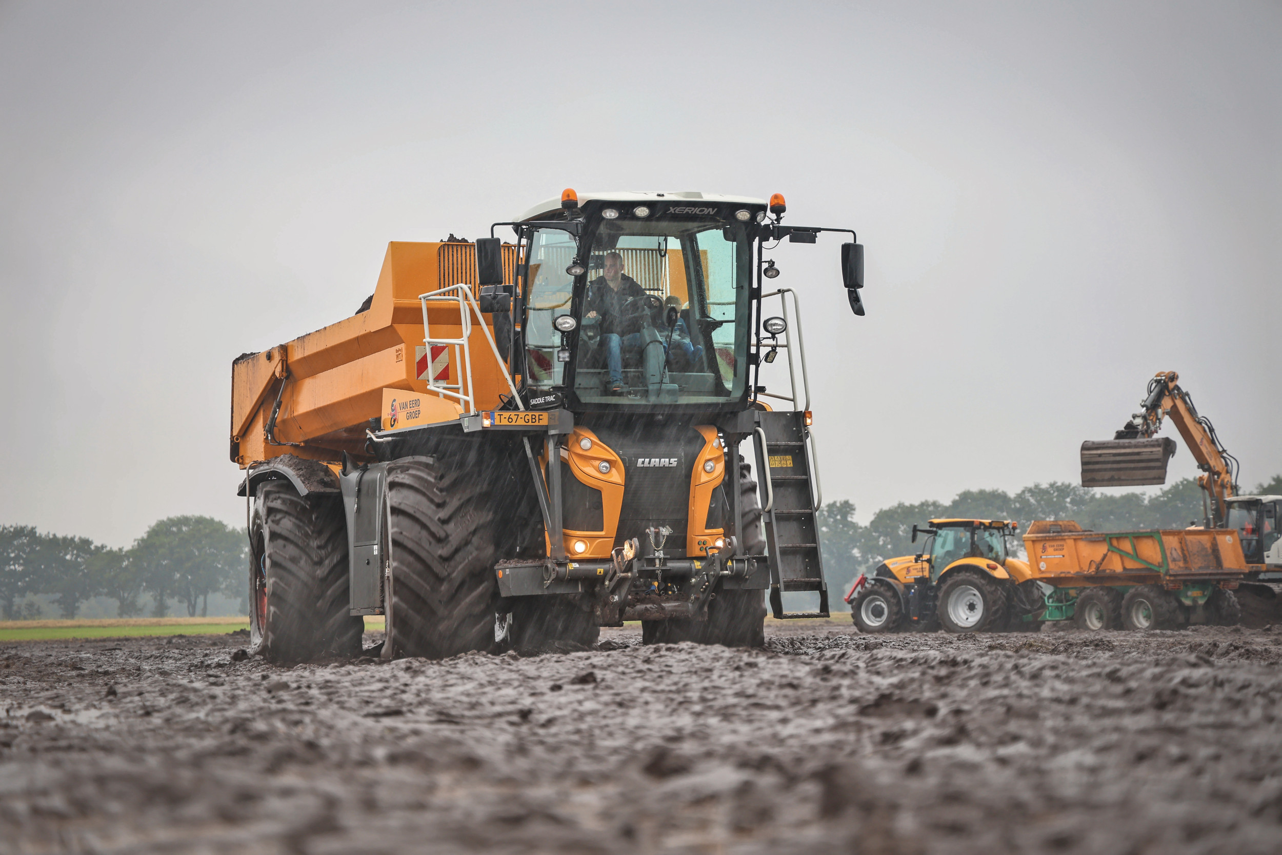 Van Eerd klaart een klus met een bulldozer in combinatie met een rupsgraafmachine en de nieuwe Xerion-dumper voor het interne grondtransport over het terrein. Het bedrijf leunt al jaren op bijzondere zelfrijders met grote banden en een dumperopbouw. – Foto’s: Matthijs Verhagen