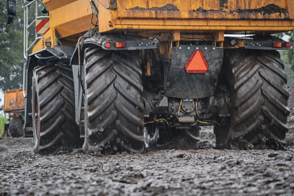 Vier IF 900/60 R38-banden verdelen de druk maximale breedte. Eén band per spoor en een relatief lichte, maar degelijke basis maken de Xerion Saddle Trac met 10-kuubs gronddumper uniek.