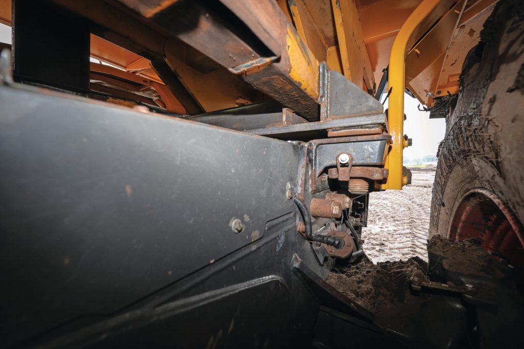 Van Eerd pioniert al langer met zelfrijdende dumpers op grote banden. Eerder reed hij met Terra Gators als basis. De bakken zijn, met twistlocks en een subframe, overgezet op de Xerions. Als alles functioneert, komt er een nieuwe laklaag.