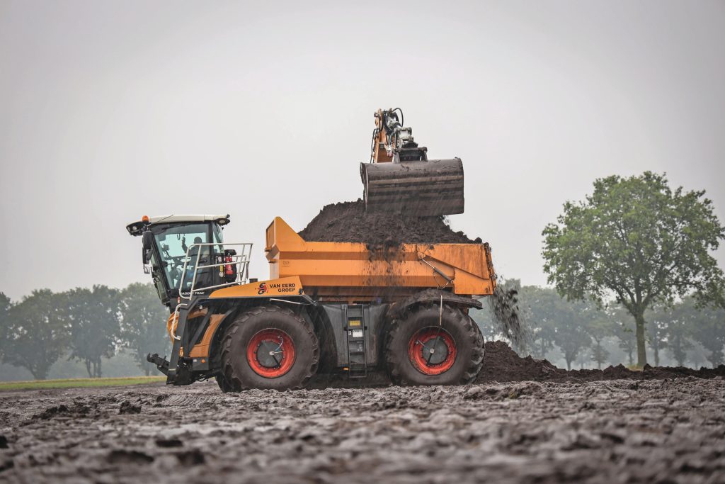 De bak heeft een waterinhoud van 10 kuub. Ook met 14 kuub oogt de Xerion stabiel en laat hij verrassend weinig sporen achter in de verzadigde ondergrond.