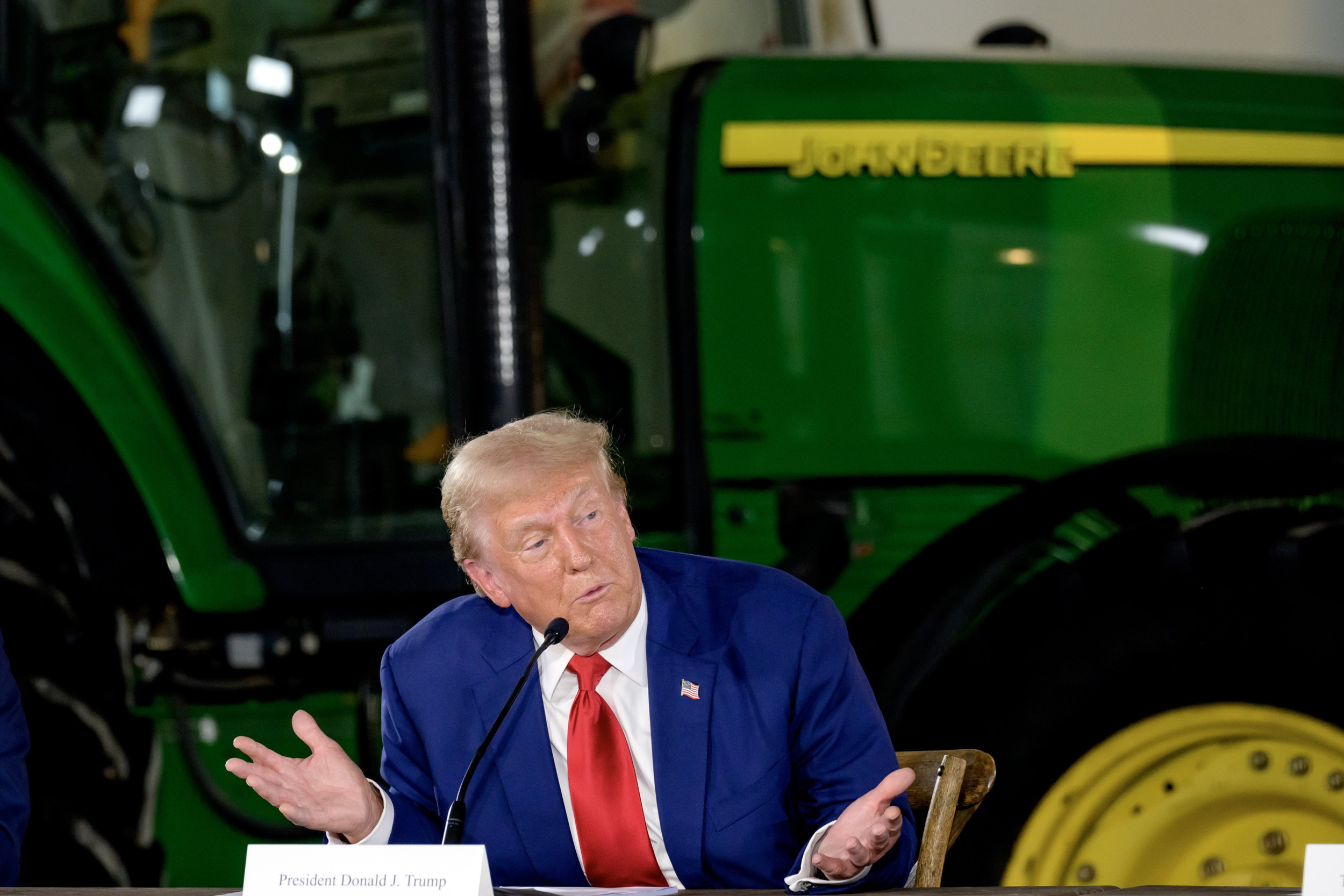 Presidentskandidaat Donald Trump tijdens een rally in Pittsburgh (VS) op dinsdag 23 september, met op de achtergrond een John Deere-trekker. Trump dreigt John Deere met strafheffingen tot 200% als de machinefabrikant banen naar Mexico verplaatst. – Foto: Archie Carpenter/UPI/Shutterstock