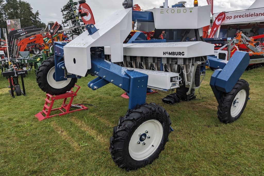 Daar waar de Ekobot WEAI-wiedrobot voorheen groen en wit als hoofdkleuren had, zijn dat nu wit en blauw. De kleuren zijngewijzigd omdat er volgens Ekobot al zoveel groen wordt gebruikt voor landbouwmachines. – Foto: René Koerhuis