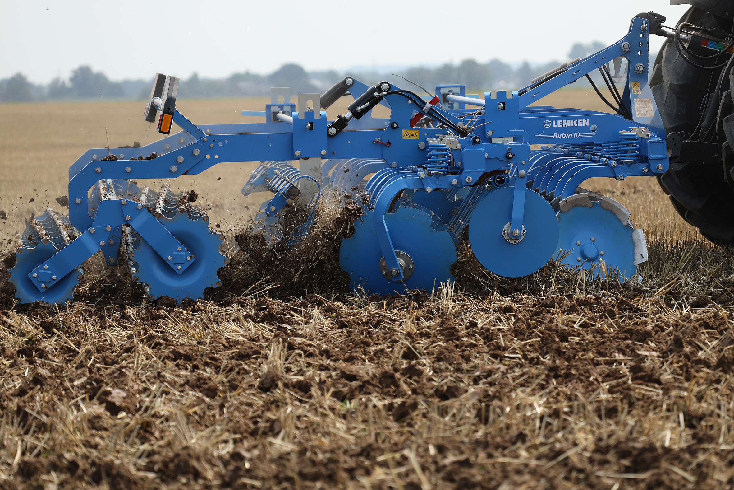 Volgend jaar levert de Duitse machinefabrikant Lemken de compacte schijveneggen Rubin 10 in een starre driepunts uitvoering (Rubin 10 MR) en een halfgedragen opklapbare versie (Rubin 10 TF). Een 3 meter in de hefinrichting is in Nederland nog steeds een veel verkochte variant. Halfgedragen met 6 of 7 meter werkbreedte wordt overigens ook in Nederland steeds belangrijker. – Foto’s: Lemken