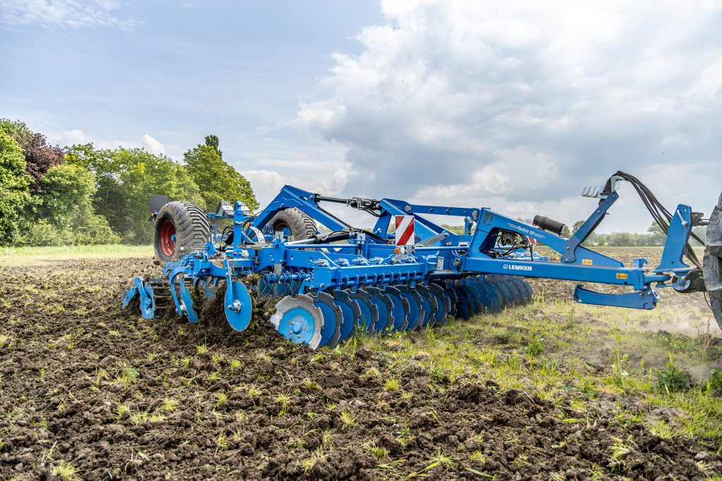 De halfgedragen TF-uitvoering op de foto in een min of meer standaarduitvoering is ook te voorzien van een snijrol of een veerbelast kluitenrek voorop.