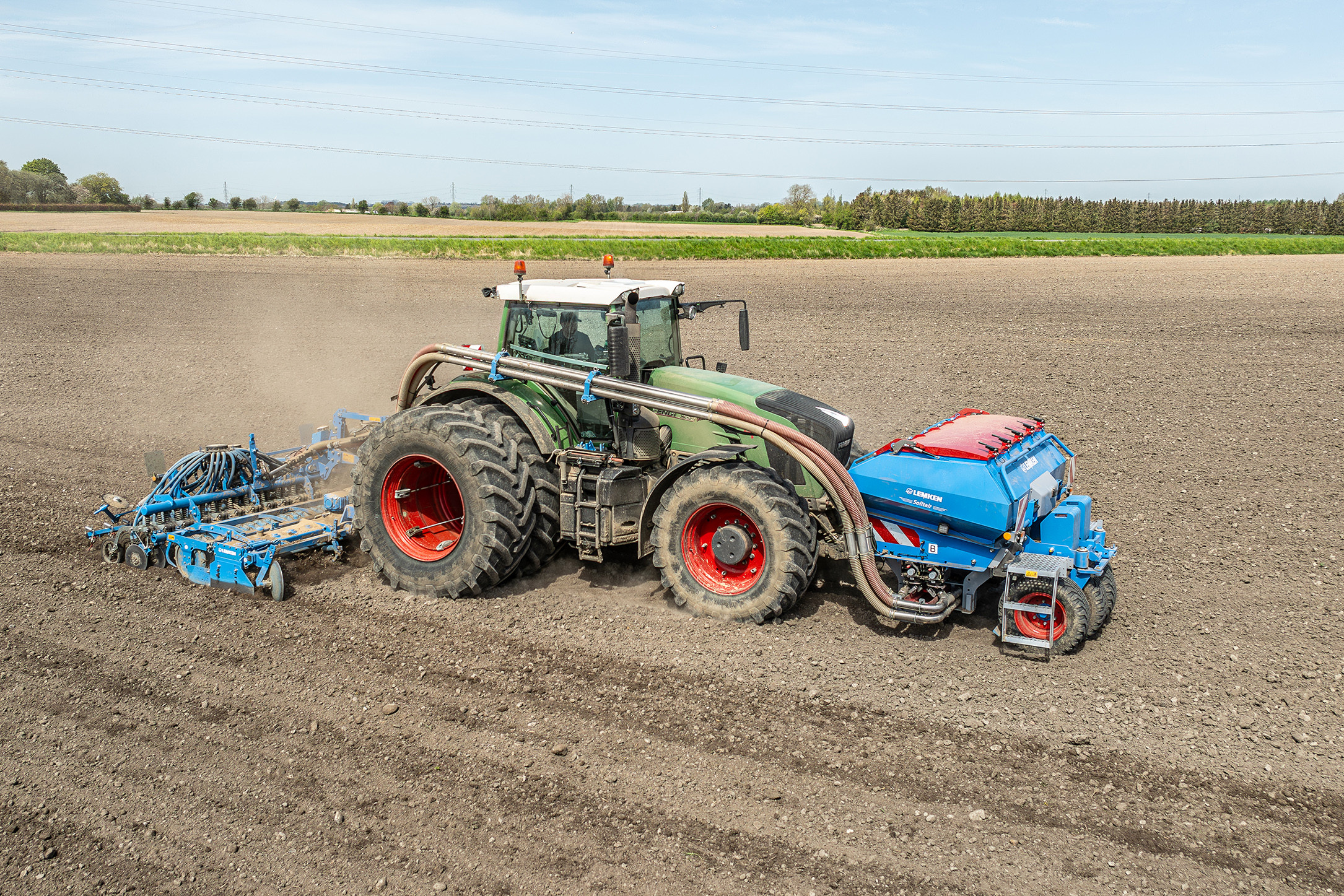 De Duitse machinefabrikant Lemken introduceert een Solitair F-fronttank met 2.400 liter inhoud. Deze fronttank heeft 2 verdeelunits. Zaaigoed en kunstmest kunnen worden meegenomen. Foto’s: Lemken