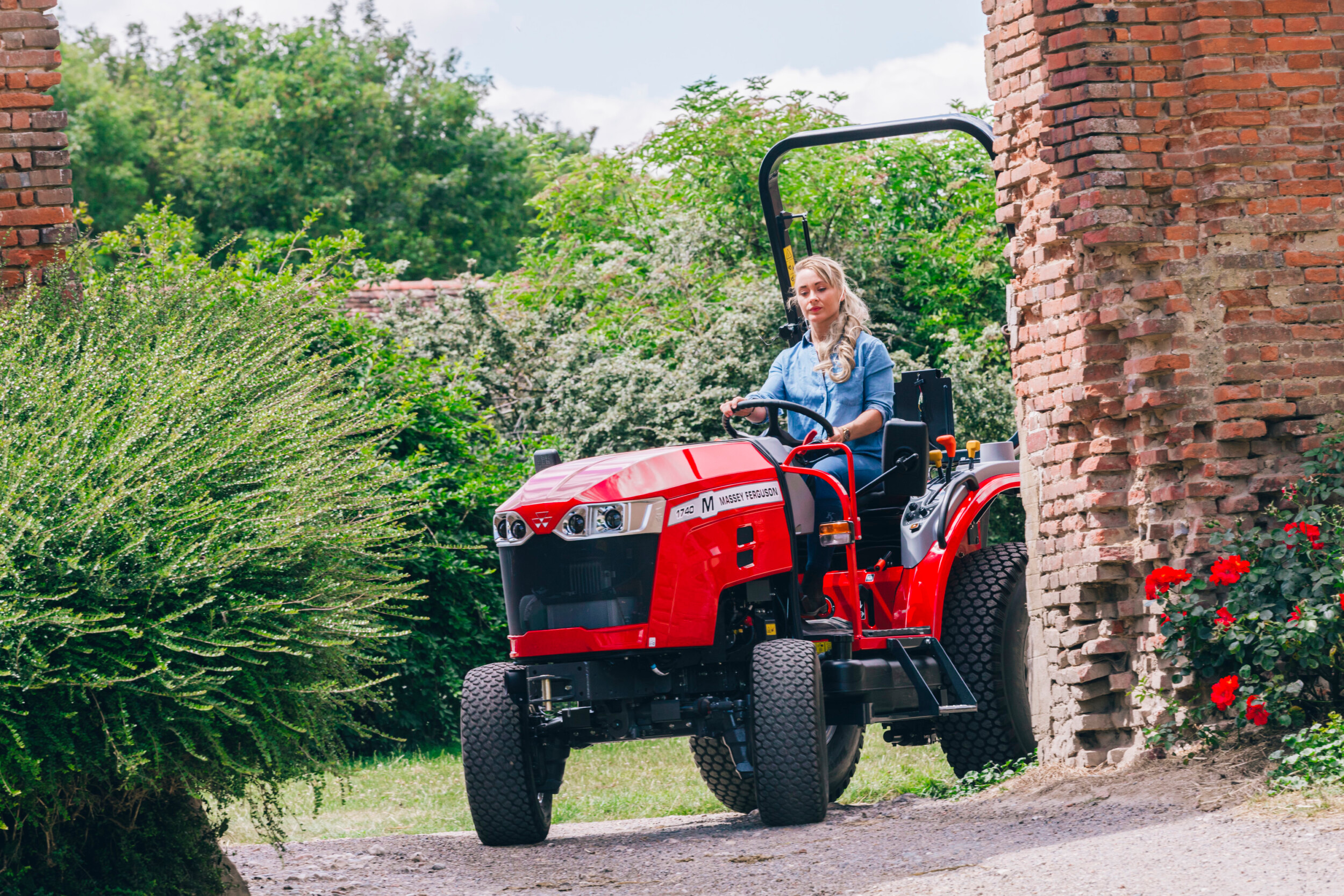 Mechan introduceert in samenwerking met Knegt een nieuwe elektrische trekker, Het prototype lijkt enigszins op een trekker uit de Massey Ferguson 1700-serie. – Foto’s: Massey Ferguson