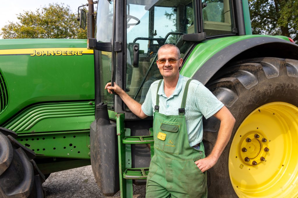 Henry Peeks (41) boert in maatschap met zijn broer Remco in Garminge (Dr.). Het bedrijf omvat 110 ha, waarvan 40 ha pootaardappelen. Looftrekken is voor Henry Peeks een acceptabele manier om zijn aardappelgewassen dood te maken. Sowieso, maar zeker voor de zetmeelaardappelrassen, waarvan het loof bij doodspuiten in de regel moeilijk loskomt van het loof. Het looftrekken is in Peeks’ visie niet alleen nu al een goede manier om de oogst in te leiden, maar het systeem geeft ook zekerheid voor de toekomst.