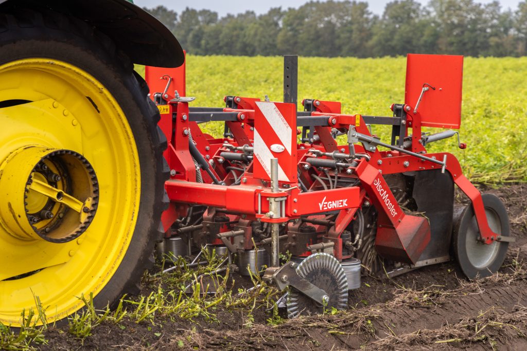 Het feitelijke looftrekken of -plukken wordt gedaan door de rubber trekschijven achter de vingerwielen of zonnewielen. Daaraan voorafgaand geleiden draaiende bussen het loof naar binnen. Na het plukken wordt de rug aangedrukt door diabolorollen. Voor het perfecte werk komt het aan op het benutten van verschillende afstelmogelijkheden.