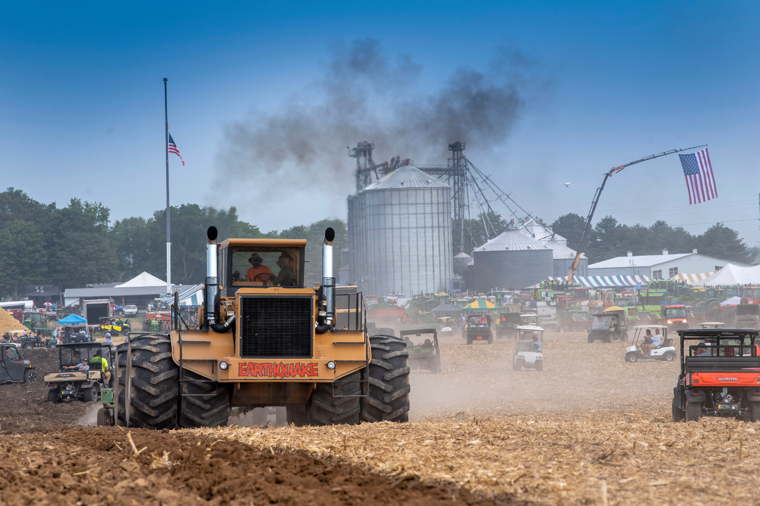 Een bekende verschijning voor veel bezoekers van de Amerikaanse show ‘100 Years of Horsepower’: de Rite 750 Earthquake-trekker van de Randall Brothers. Met zijn V12 Detroit 2 takt-motor produceert de trekker een bijzonder jankend geluid. – Foto’s: Mark Pasveer