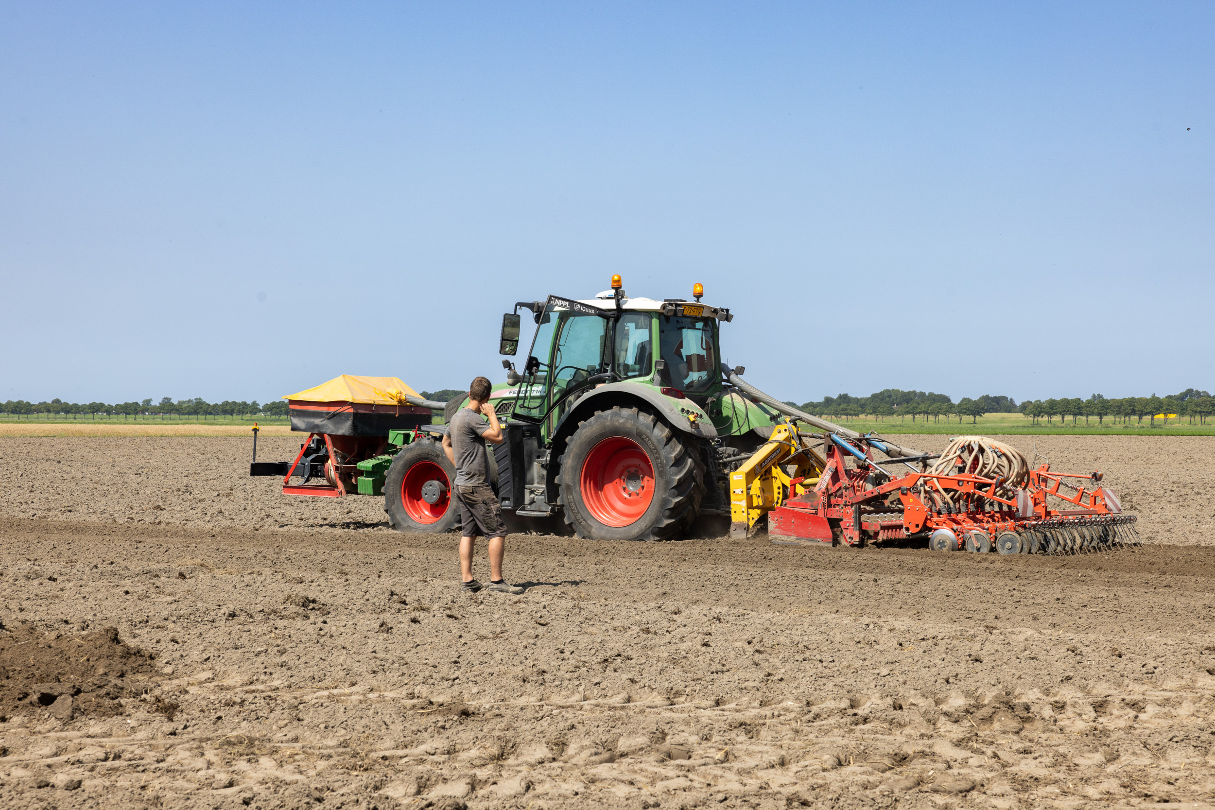 Een onbemande autonome Fendt aan het werk bij akkerbouwer Bart van Loon in Slootdorp (N.-H.). Autonome trekkers en robots vormen nog maar een piepklein deel van het machinepark in de landbouw, maar de vraag naar automatisering stijgt. Tijdens het webinar ‘Autonome trekker of veldrobot’ op woensdag 2 oktober bespreken boeren, onderzoekers en experts de voors en tegens van autonome landbouwmachines. – Foto: Peter Roek