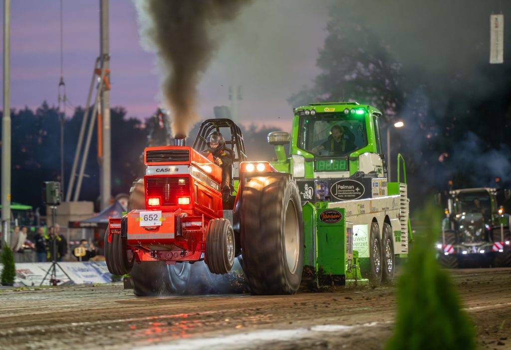 De International van Henk Versteeg heeft al een lange staat van dienst in Farmstock pulling. Eerst als 1246 in de standaardklasse, tegenwoordig als 1455. Zestienjarige kleinzoon Rick op ’t Hof sleutelt al een tijdje mee aan deze machine, en maakte in Staphorst zijn eerste run.