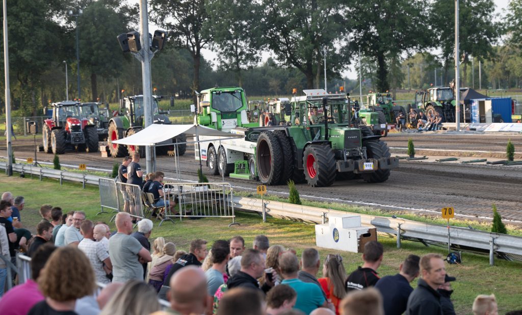 Het merk Fendt is altijd goed vertegenwoordigd in Slep op Staphorst. In de Standaardklasse tot 9 ton reden vier van de vijf finalisten met dit merk. Met de brandstofpomp opengedraaid bleef de hele top 5 vlak onder de vermogenslimiet van 250 pk. Dit werd gemeten direct na de finale. Winnaar werd Ruben Jansen met een Fendt Favorit 612. Naast de brede Michelin-achterbanden monteerde hij twee setjes cultuur-dubbellucht, goed voor de meeste grip.