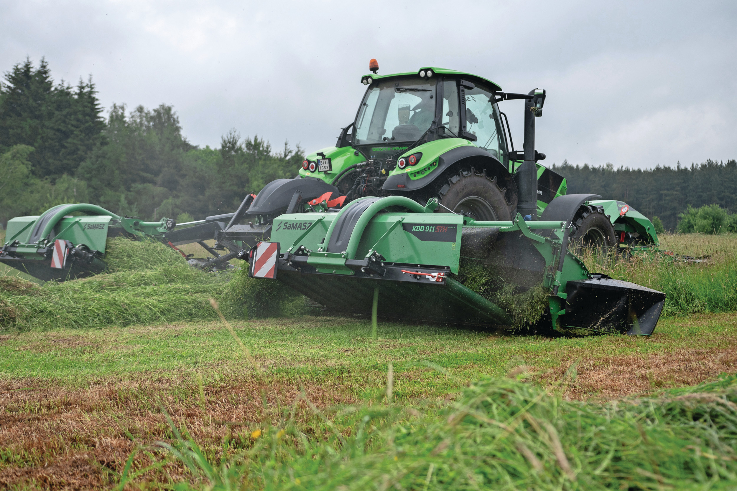 Machinefabrikant Samasz toont TREKKER de KDD 911 STH Isobus-vlindermaaier in combinatie met een nieuwe XDF 351 SH-frontmaaier bij zijn fabriek in Polen. Wat direct in het oog springt, is het moderne en strakke uiterlijk van de XDF/KDD-triplemaaiercombinatie.- Foto’s en video: Jacco van Erkelens