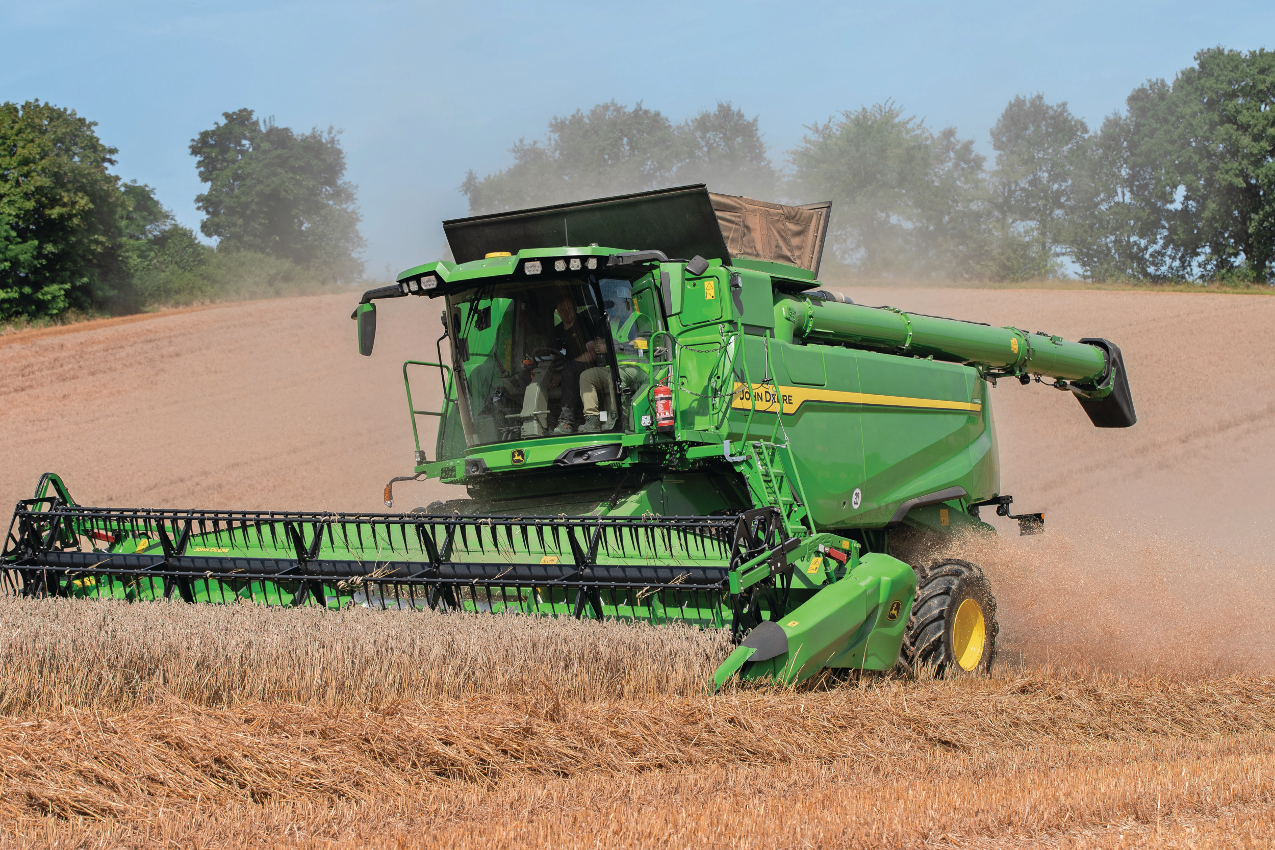 TREKKER reed mee met het topmodel van de nieuwe John Deere T-serie maaidorsers tijdens een persevenement van de fabrikant in Keilberg (D.). De grootste verandering aan de John Deere T6 800-maaidorser is de nieuwe cabine. Het cabinedesign van de X9-combine is doorgevoerd naar de nieuwe T-serie combines. – Foto’s en video: Jacco van Erkelens