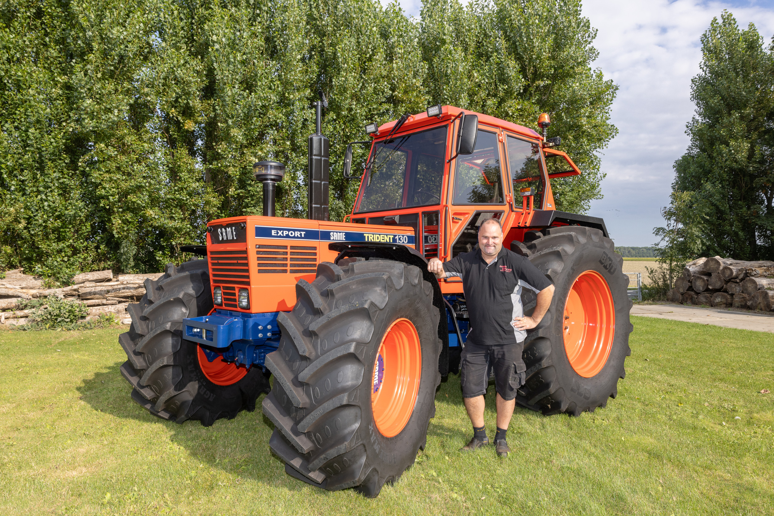 Trekkerliefhebber Richard Helder met zijn Same Trident 130. Hij woonde als kind naast een loonbedrijf, dat een Trident 130 als zwaarste trekker had. Deze trekker maakte een blijvende indruk op Richard. Ruim dertig jaar later kocht hij een Trident, die hij volledig restaureerde. – Foto’s: Peter Roek