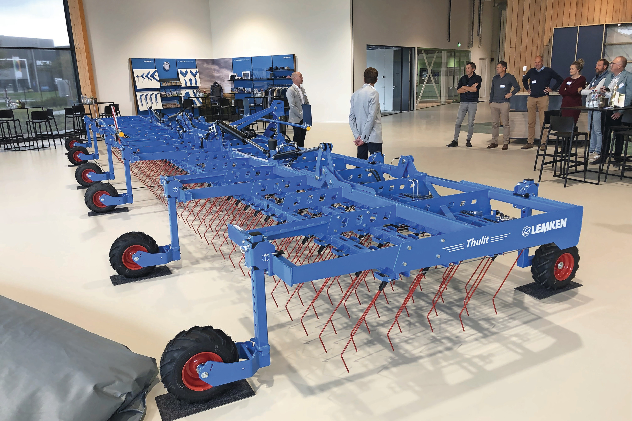 Dit is de 12 meter brede nieuwe Thulit-wiedeg van machinefabrikant Lemken. De fabrikant toonde de eerste versie van deze 12 meter brede wiedeg tijdens de opening van zijn nieuwe machinefabriek in Dinteloord (N.-Br.). – Foto’s: Bas van Hattum