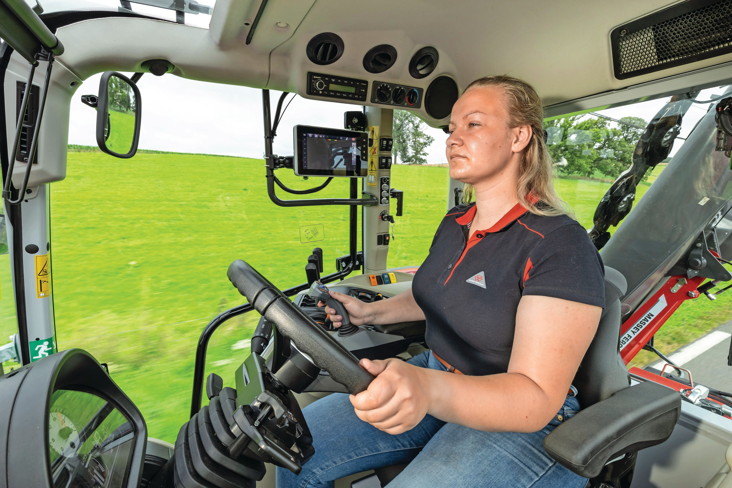 De cabine van de nieuwe 5M-serie van Massey Ferguson heeft een flinke update gekregen. Het interieur is lichter van kleur en alle bedieningselementen zitten mooi gegroepeerd bij elkaar. – Foto’s: Massey Ferguson