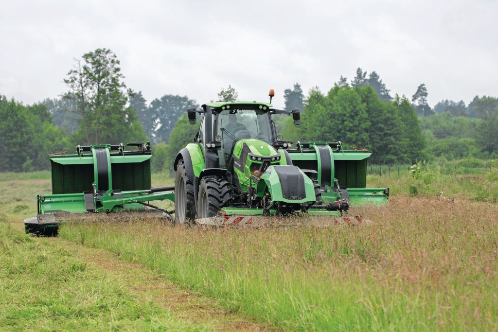 Samasz bestaat veertig jaar. Om die reden nodigde de Poolse machinefabrikant TREKKER uit om te laten zien dat hij de markt zeer serieus neemt. Een nieuwe vlindermaaier is onderdeel van de machinedemonstratie. Deze XDF/KDD-triplemaaiercombinatie maait maximaal 9,2 meter breed. Breder is ook een optie; zonder meerprijs maai je 9,4 meter breed.