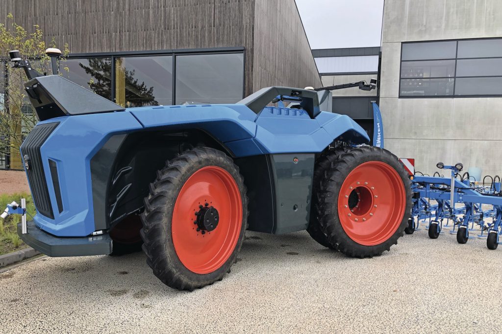 De Lemken VTE autonome trekker stond opgesteld voor de nieuwe fabriek in Dinteloord (N.-Br.), de plaats waar Lemken zijn schoffels en wiedeggen bouwt en verder doorontwikkelt.