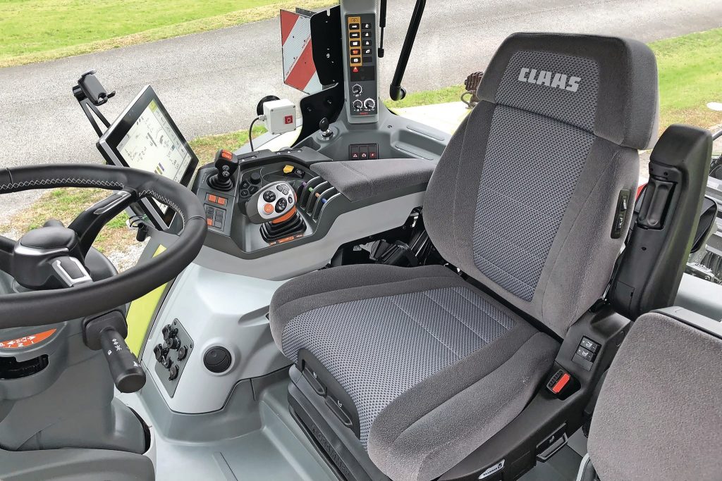 Het Claas-interieur is in de nieuwe Arions iets helderder en frisser geworden. Bijzonder: af fabriek is ook een LEDAB-versie mogelijk met luxere afwerking, luxere radio met Apple-carplay, een subwoofer en premium speakers. – Foto’s: Bas van Hattum