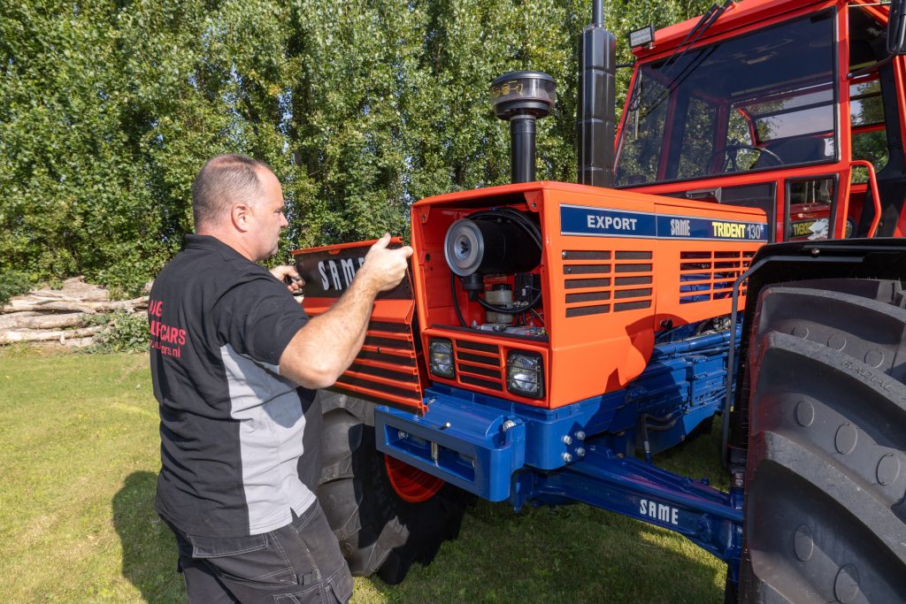 Zoals bij veel trekkers uit die periode is er geen omhoog- of vooroverklappende motorkap, maar is de trekker voorzien van panelen die je kunt uitnemen of omhoog zetten.