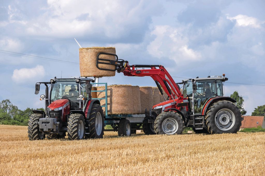 Af fabriek levert Massey Ferguson een groot scala aan voorladers. De draaicirkel van 3,8 meter, het Visioroof-dak en de Brake-To-Neutral-functie maken de trekker geschikt voor voorladerwerk.